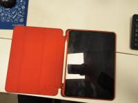 CS2263/2026 Ipad con cover rossa